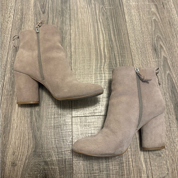 Saks Fifth Avenue Women’s Beige Suede Booties Size 8.5 - Picture 1 of 8